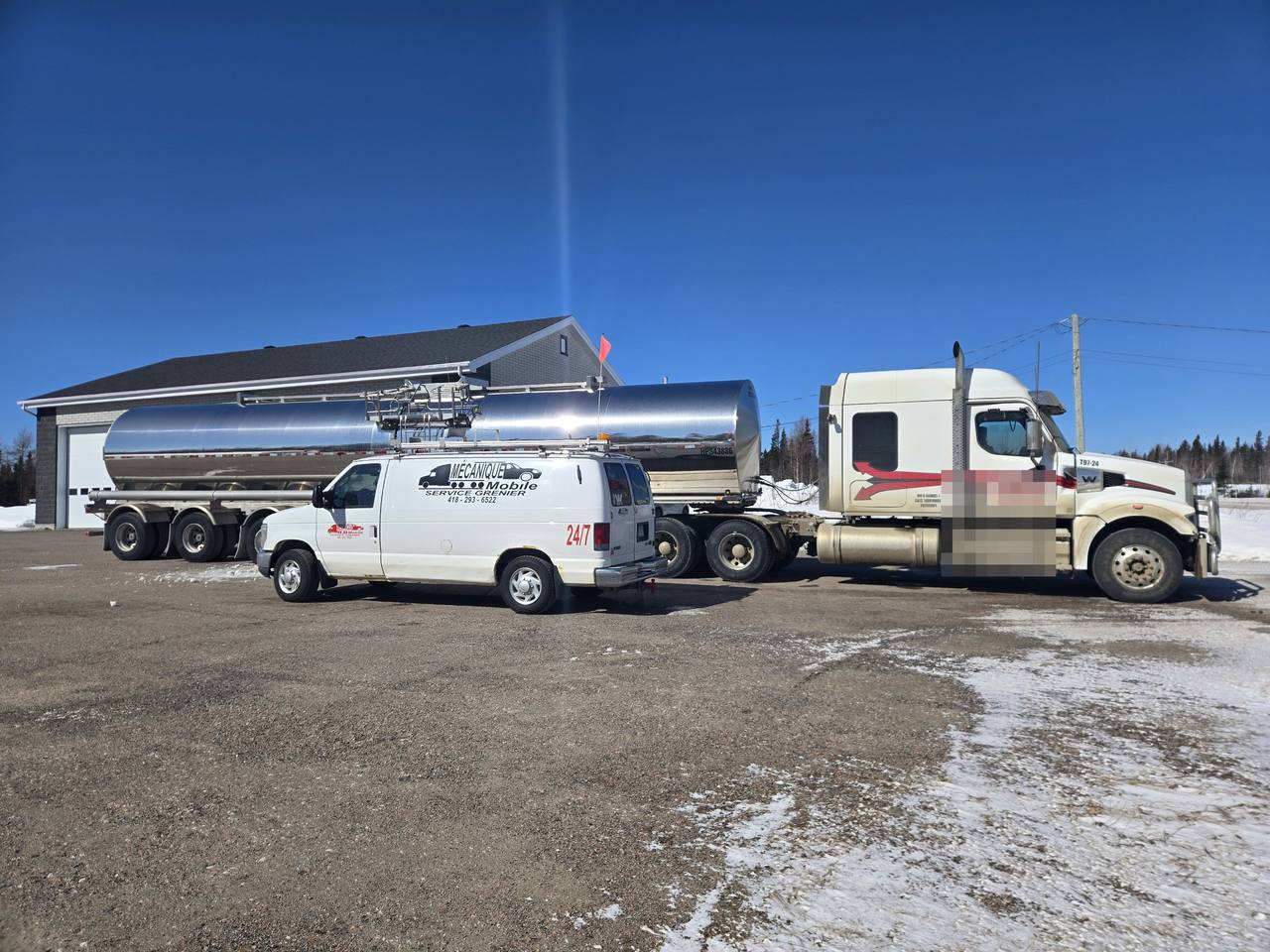 Camion-citerne en panne avec la fourgonnette de service à côté